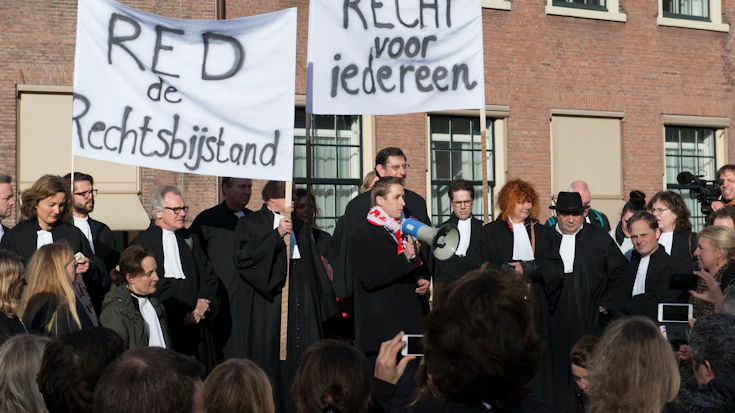 Klassenjustitie bestrijden en de rechtspraak versterken