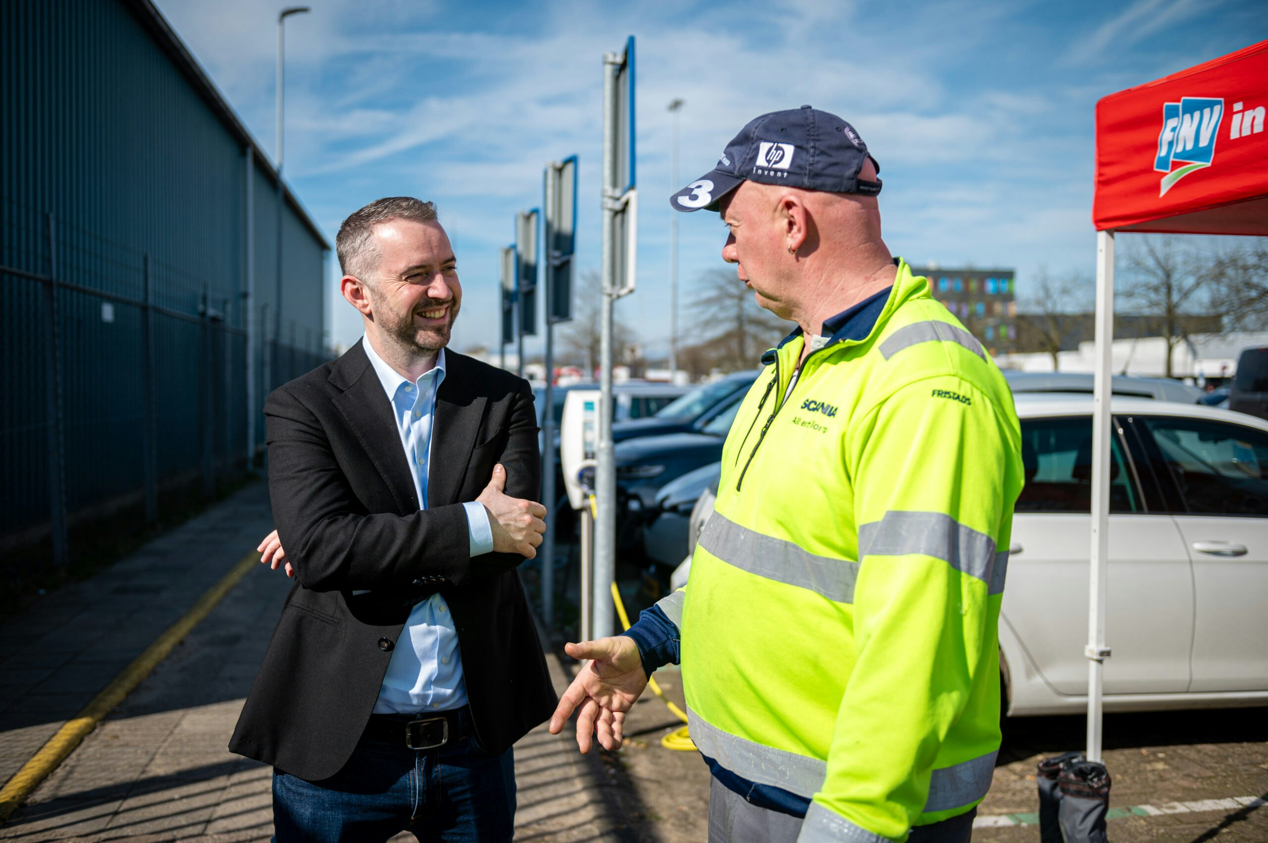 Jimmy Dijk spreekt met man in veiligheidsheisje