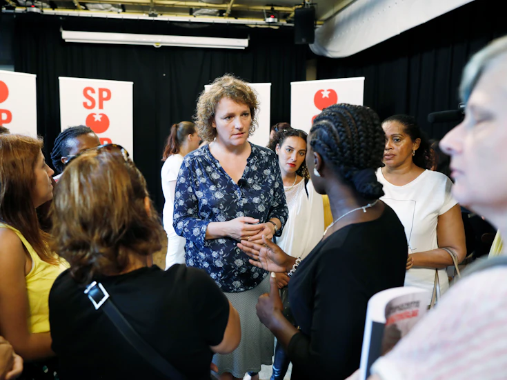 Foto Renske Leijten in gesprek met slachtoffers van de toeslagenaffaire