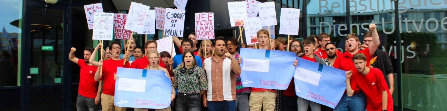 DUO, deel de langstudeerboete uit aan de ministers!