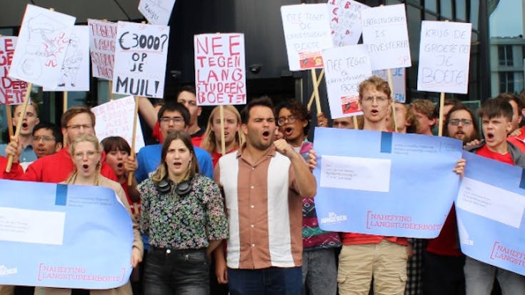 DUO, deel de langstudeerboete uit aan de ministers!