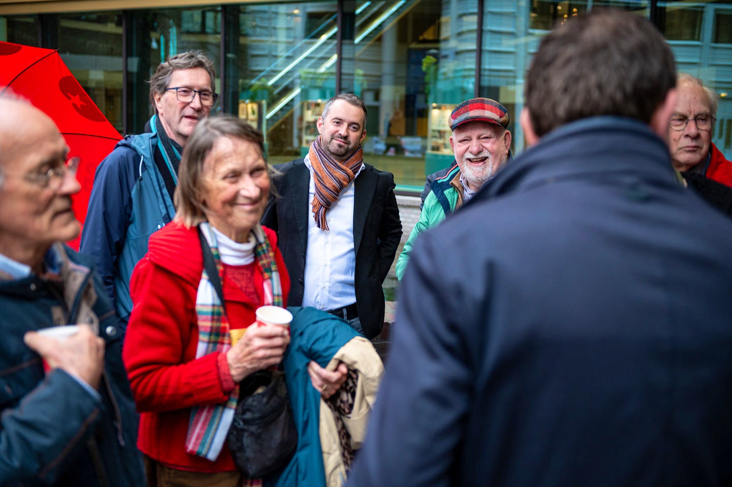 Handen af van de AOW!