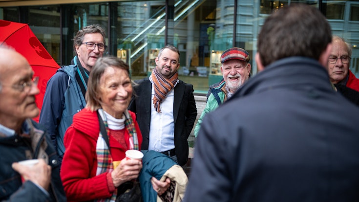 Handen af van de AOW!