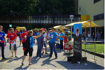 SP brengt kerstpakketten naar voedselbank in Wageningen