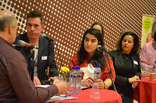 Jongste kandidaat Yasemin Kaya in debat in een volle zaal van Het College
