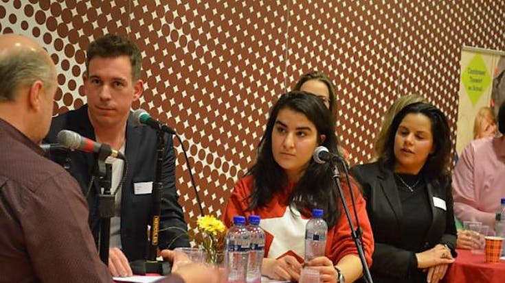 Jongste kandidaat Yasemin Kaya in debat in een volle zaal van Het College