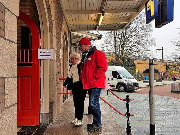 Voor dag en dauw bij de Risse èn op het station