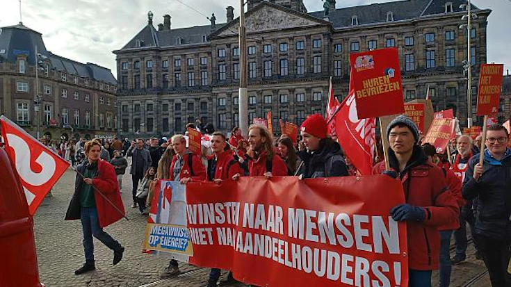 Honderden SP'ers en sympathisanten bij het Volksprotest op het Beursplein