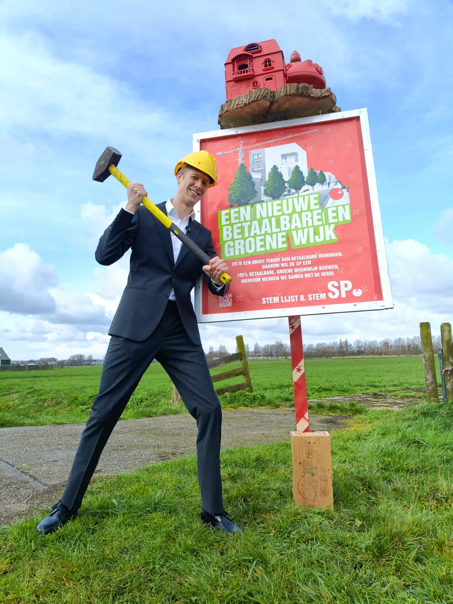 SP Leiden zet eerste huis neer voor nieuwe betaalbare wijk: “Leiden moet uitbreiden om de woningnood aan te pakken”