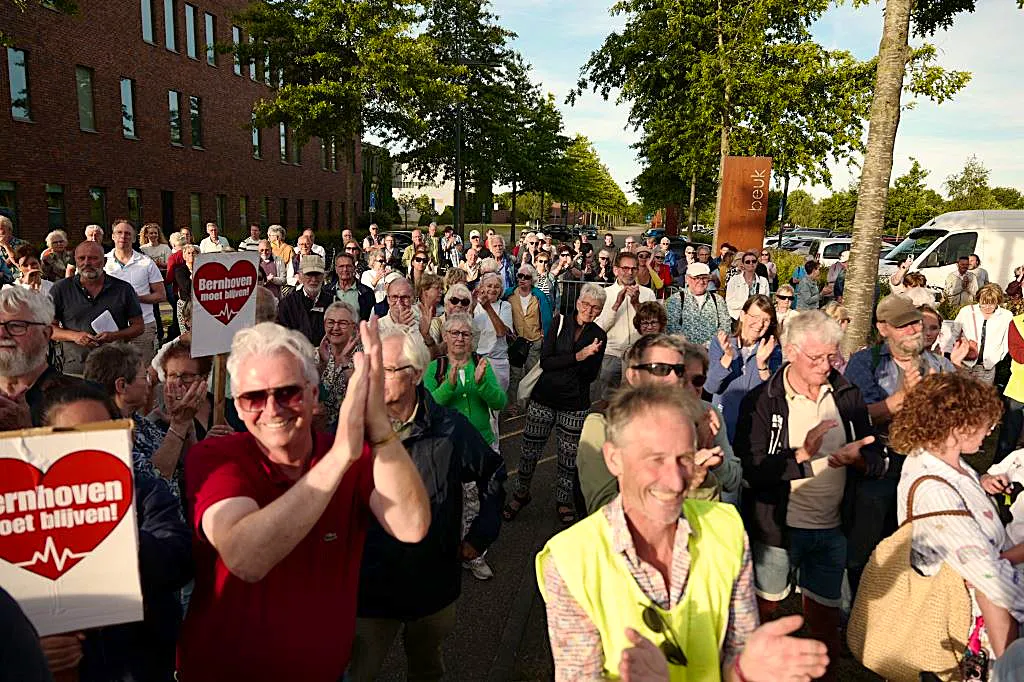 Ruim 200 mensen aanwezig bij de steunbijeenkomst ‘Bernhoven moet blijven’ bij ziekenhuis Bernhoven