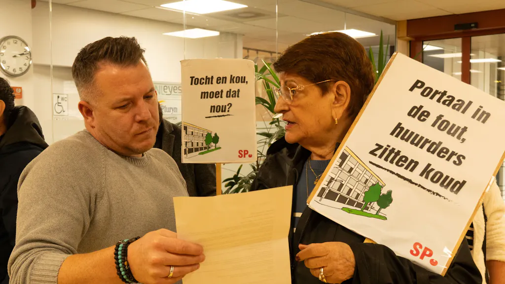 Afbeelding voor Huurders Insulinde bieden samen met SP petitie aan bij Portaal