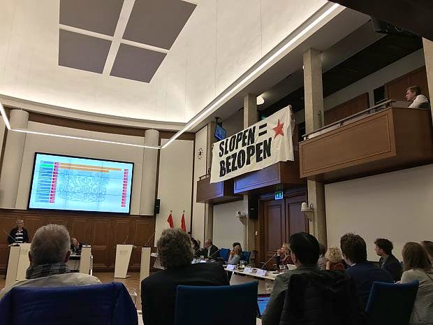 ROOD VLAARDINGEN DOET BANNERDROP TIJDENS RAADSVERGADERING.
