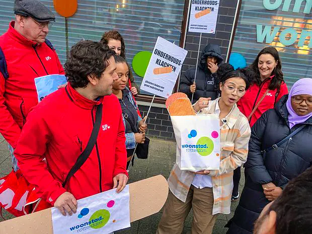 Bewoners schimmelwoningen verwijderen pleisters van de verhuurder en eisen groot onderhoud