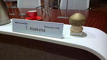 Houten eikel voor VVD wethouder Hoekstra